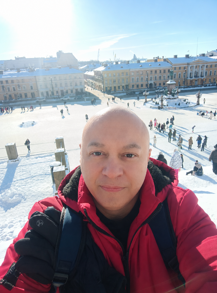 Cris Borin em uma praça coberta de neve